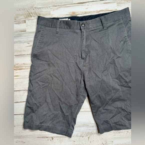 Volcom Shorts Men's Size 32 Gray Flat Front Cotton Blend - Picture 3 of 9